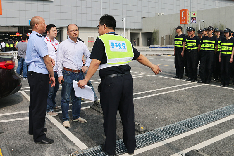 人次安保队员抵达武汉荟聚购物中心,执行该中心盛大开业安全保卫工作